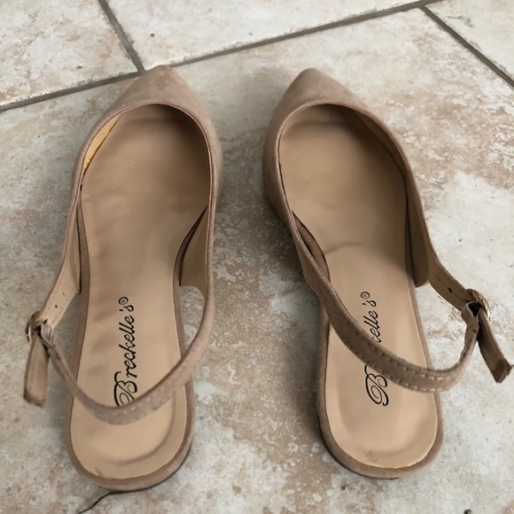 Breckelle’s Nude Pointed Flats - Picture 2 of 3